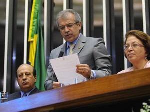 O senador João Vicente Claudino (PTB-PI), ao ler mensagem da presidente Dilma Rousseff na abertura do ano legislativo (Foto: Gustavo Lima/Ag.Câmara)