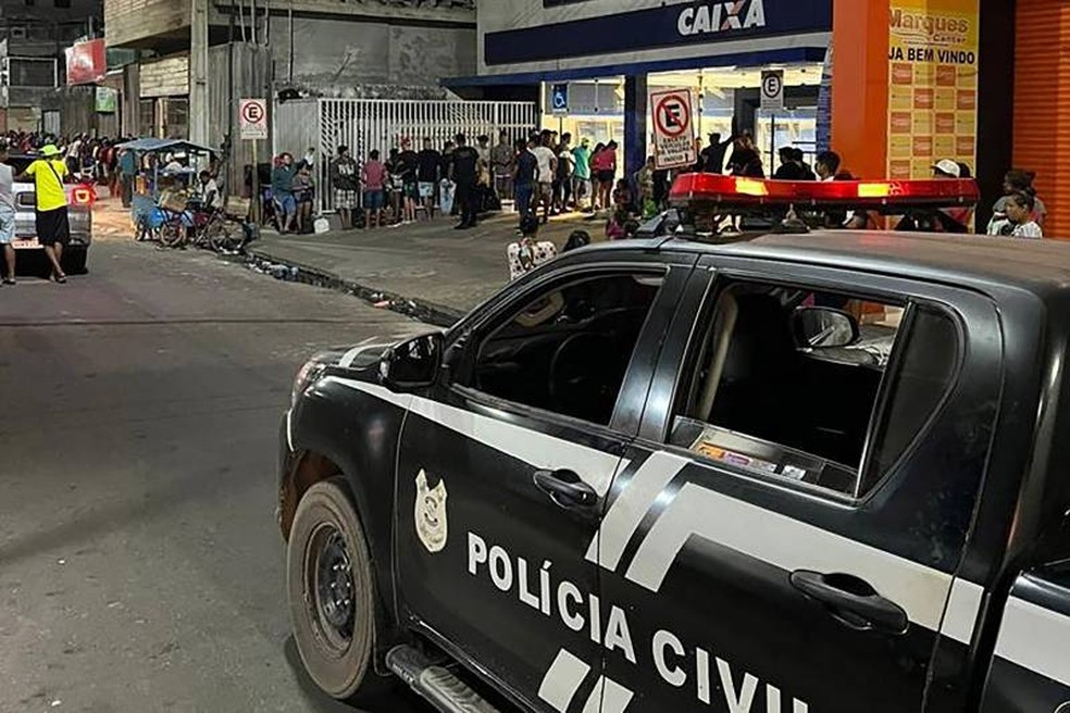 Criminosos coagiam beneficiários de auxílios sociais que estavam na fila para utilizar os serviços da agência bancária. — Foto: Agência Pará