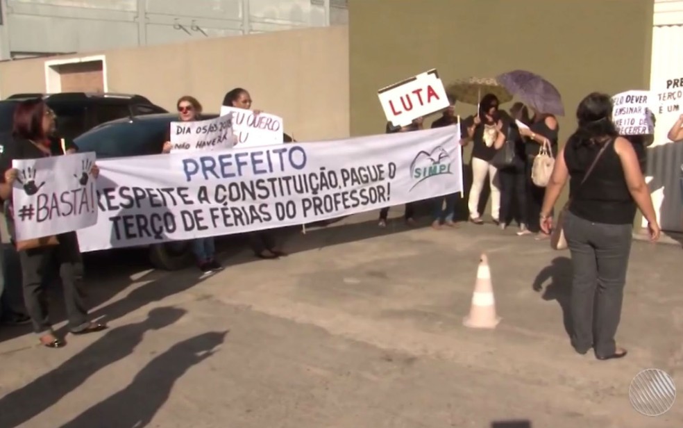 Professores de Itabuna fizeram protesto na semana passada (Foto: Reprodução/TV Santa Cruz)