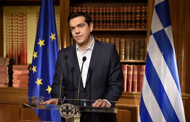 O primeiro-ministro grego Alexis Tsipras grava pronunciamento televisionado à nação de seu escritório em Atenas (Foto: Greek Prime Minister's Office via Getty Images)