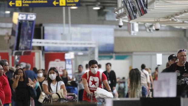 Passageiros e funcionários circulam vestindo máscaras contra o novo coronavírus no Aeroporto Internacional Tom Jobim- Rio Galeão (Foto: Fernando Frazão/Agencia Brasil)