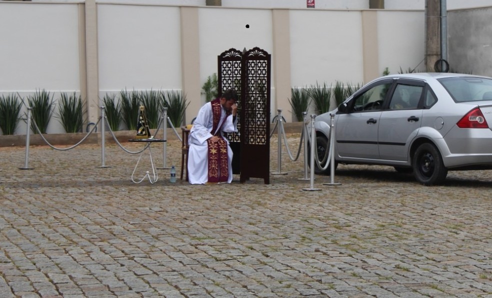 Confissão realizada em igreja de São Francisco do Sul — Foto: Diocese de Joinville/ Divulgação