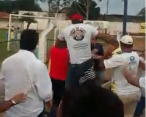 Briga entre deputado e policial militar na partida Interporto x Tocantinópolis (Foto: Reprodução)