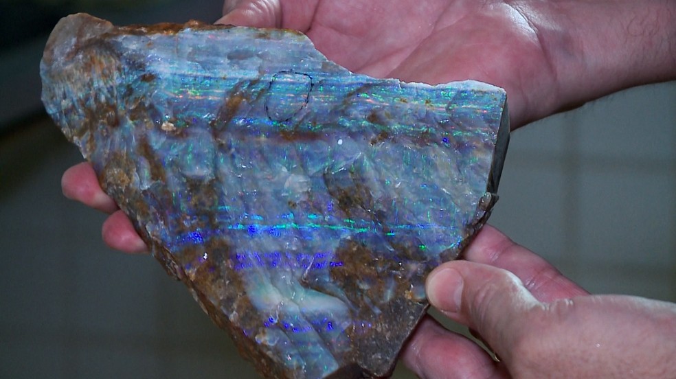 Pedras de opala carregam todas as cores do arco-íris — Foto: TV Clube