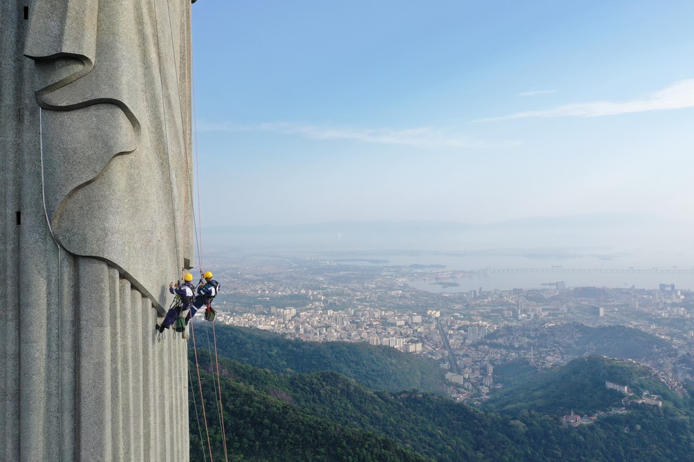Imagem aérea mostra alpinistas em ação no Cristo — Foto: Diego Barral/TV Globo