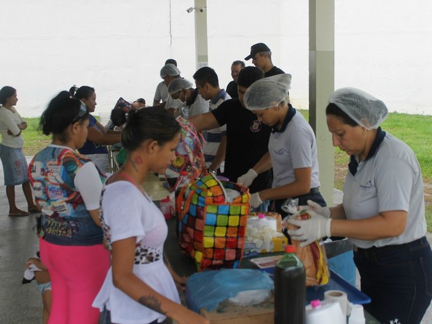 Alimentos levados aos presos foram revistados pela equipe da Seap (Foto: Lívia Anselmo/ Seap)