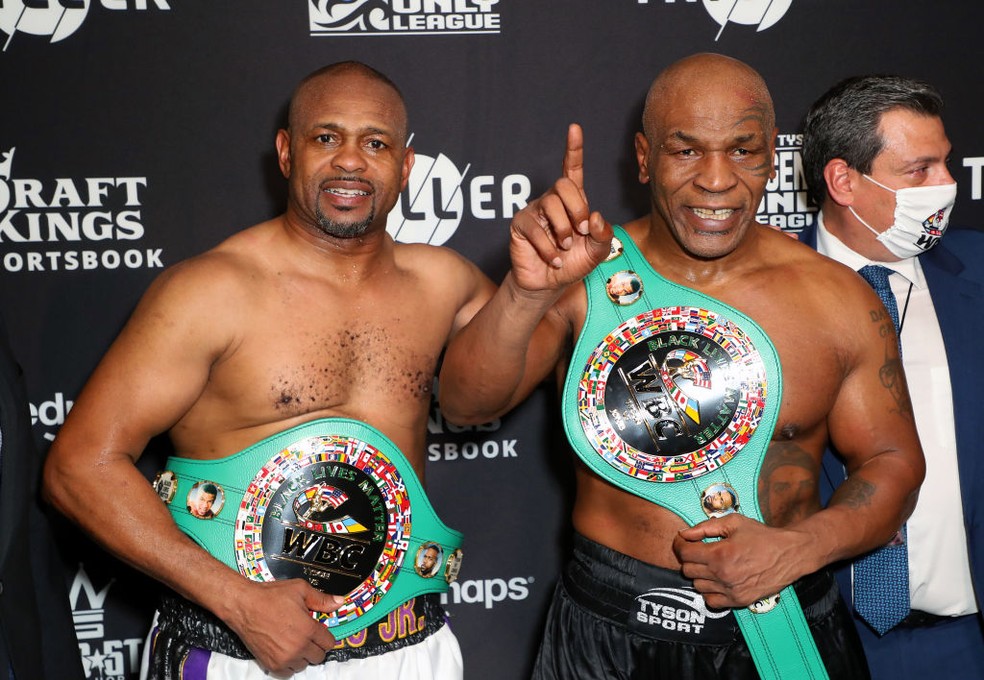 Mike Tyson e Roy Jones Jr. com os cinturões simbólicos — Foto: Joe Scarnici/Getty Images for Triller