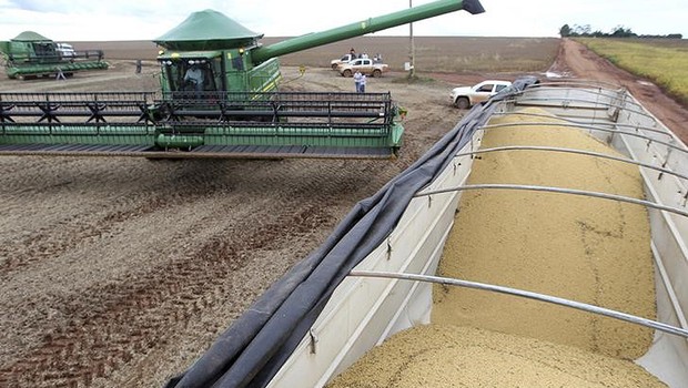 Caminhão aguarda para ser carregado com grãos de soja em Primavera do Leste, no Mato Grosso ; safra ; agricultura ; agronegócio ;  (Foto: Paulo Whitaker/Reuters)