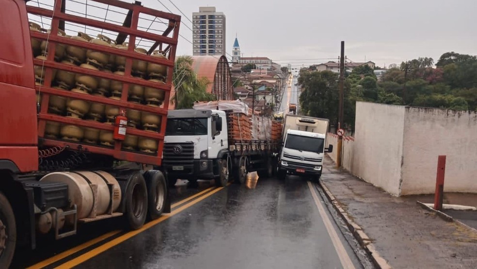 Caminhão carregado com botijões de gás não suporta peso, perde freio e atinge outros veículo em Pompeia — Foto: Portal NC/Divulgação