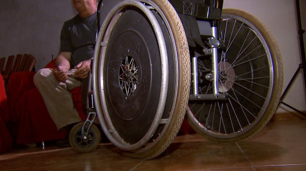 FamÃ­lia recupera cadeira de rodas de jovem com paralisia cerebral trÃªs dias apÃ³s assalto em RibeirÃ£o Preto â Foto: ReproduÃ§Ã£o/EPTV