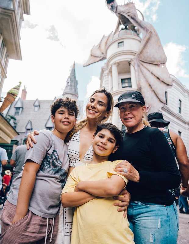 Wanessa Camargo e os filhos, José Marcus e João Francisco, e a mãe, Zilu  (Foto: Divulgação/ @fotosemorlando)