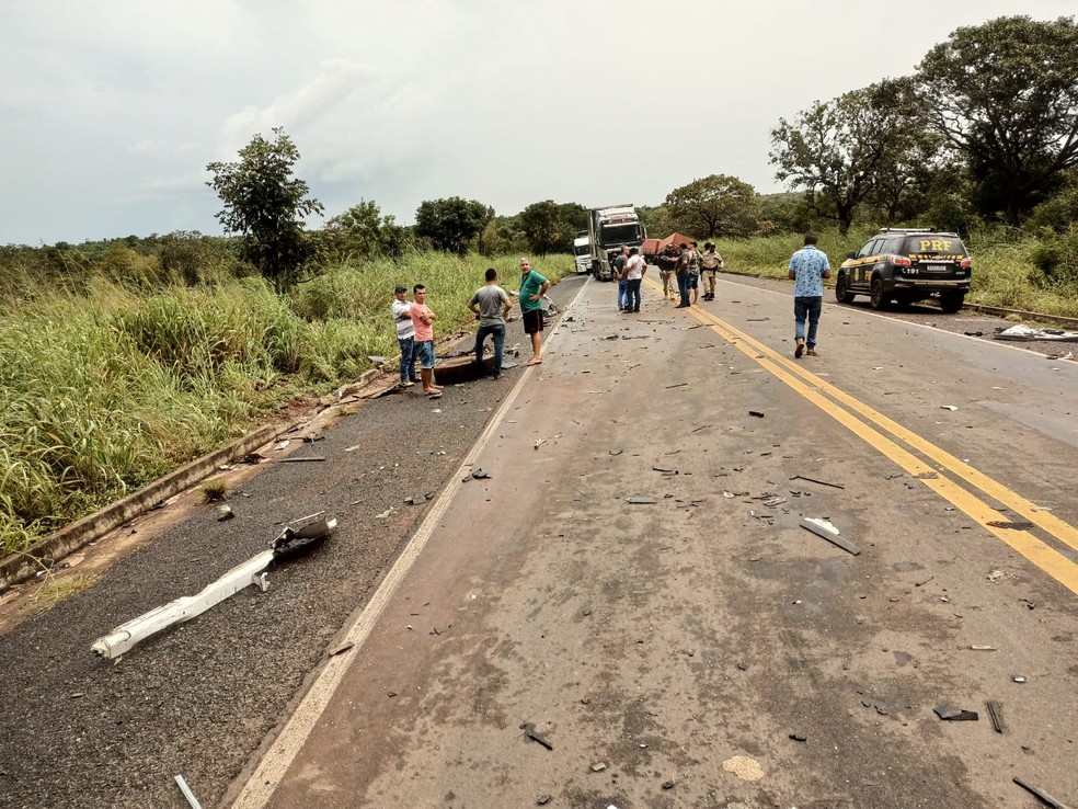 Pista ficou cheia de pedaços dos caminhões — Foto: Bombeiros/Divulgação