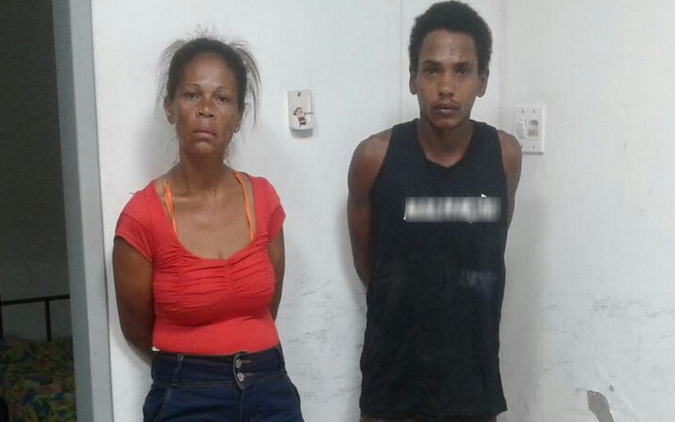 Maria das Gra&ccedil;as do Nascimento foi presa na madrugada do domingo (4).  A pol&iacute;cia tamb&eacute;m prendeu o enteado da suspeita, que estava armado (Foto: Divulga&ccedil;&atilde;o/ 9&ordm; BPM-SE)