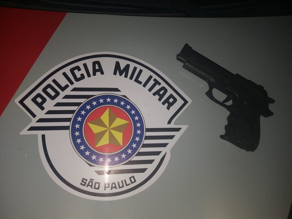 Simulacro de pistola estava sob o banco do motorista — Foto: Polícia Militar