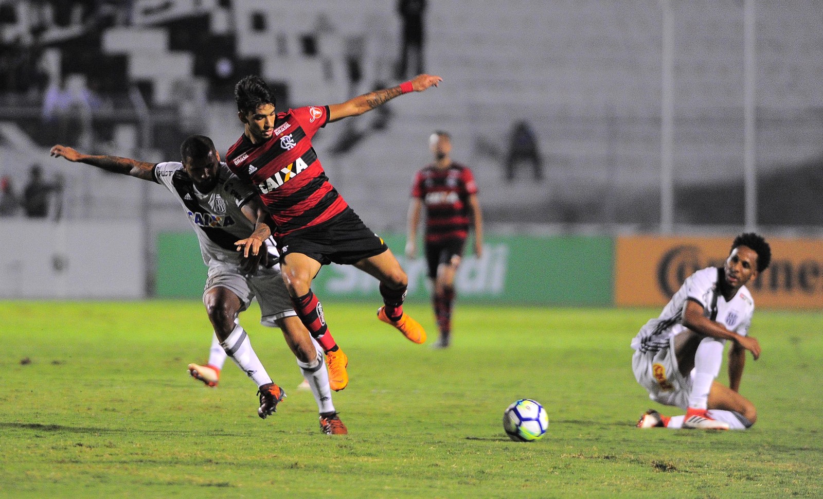 Flamengo evolui aos poucos, volta a ditar ritmo e dá sinais de confiança