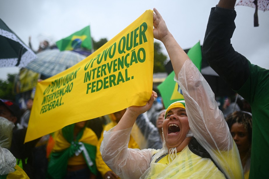 Apoiadores do presidente Jair Bolsonaro pedem intervenção militar em protesto no Rio de Janeiro após derrota eleitoral