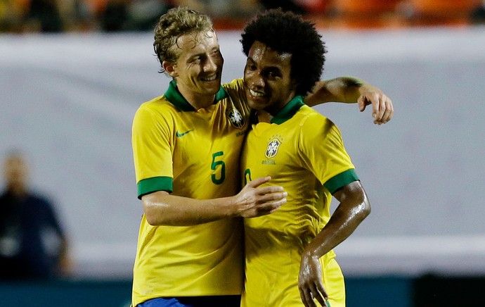 lucas leiva willian brasil gol honduras (Foto: Agência AP)