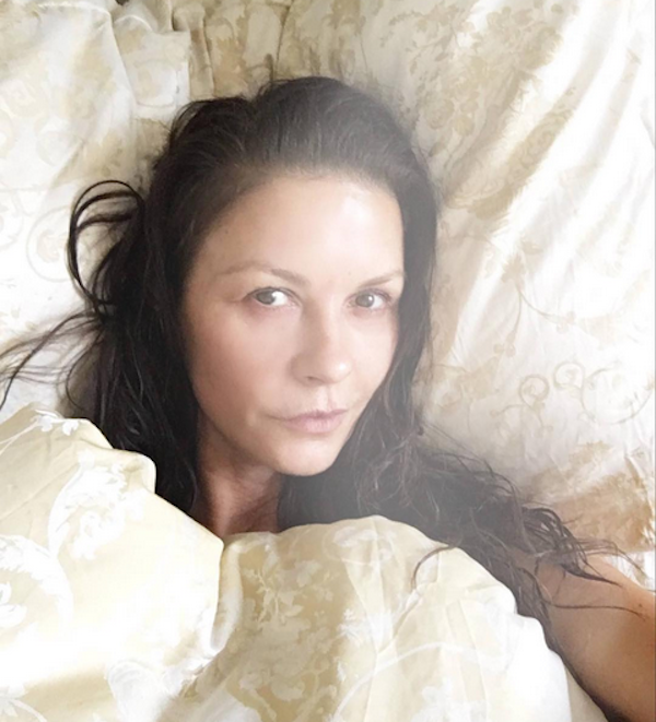 A selfie sem maquiagem de Catherine Zeta-Jones (Foto: Instagram)