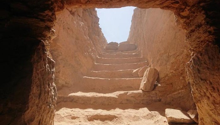 Degraus de pedra levam a uma antiga tumba (Foto: Ministério das Antiguidades do Egito)