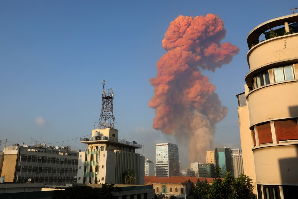 Grande explosão atingiu capital libanesa, Beirute, nesta terça-feira (4) — Foto: Anwar Amro/AFP