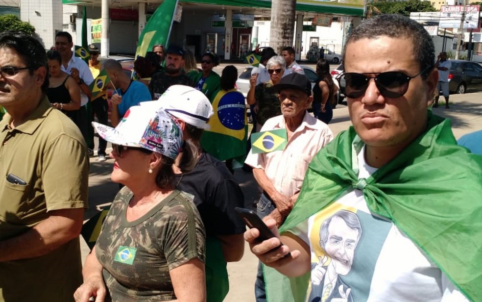 Alguns manifestantes usavam camisas com a foto do Presidente da República, Jair Bolsonaro. — Foto: TV Anhanguera/Reprodução