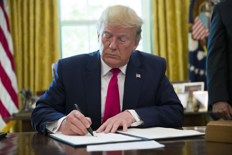 Presidente Donald Trump assina ordem executiva para aumentar sanções contra o Irã