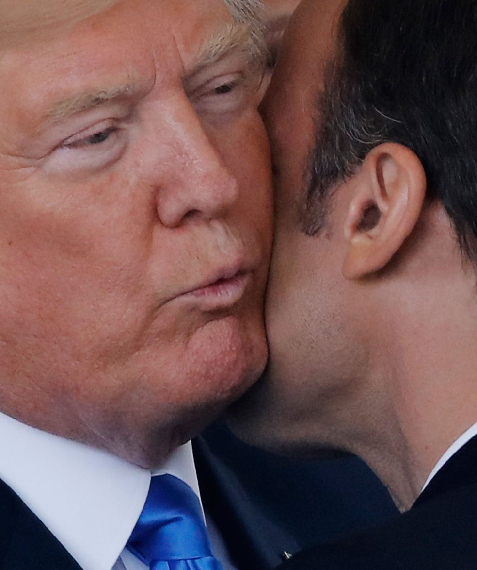 Os presidentes dos EUA e da França, Donald Trump e Emmanuel Macron, se cumprimentam com um beijo na Casa Branca, na segunda-feira (23) (Foto: Reuters/Carlos Barria)