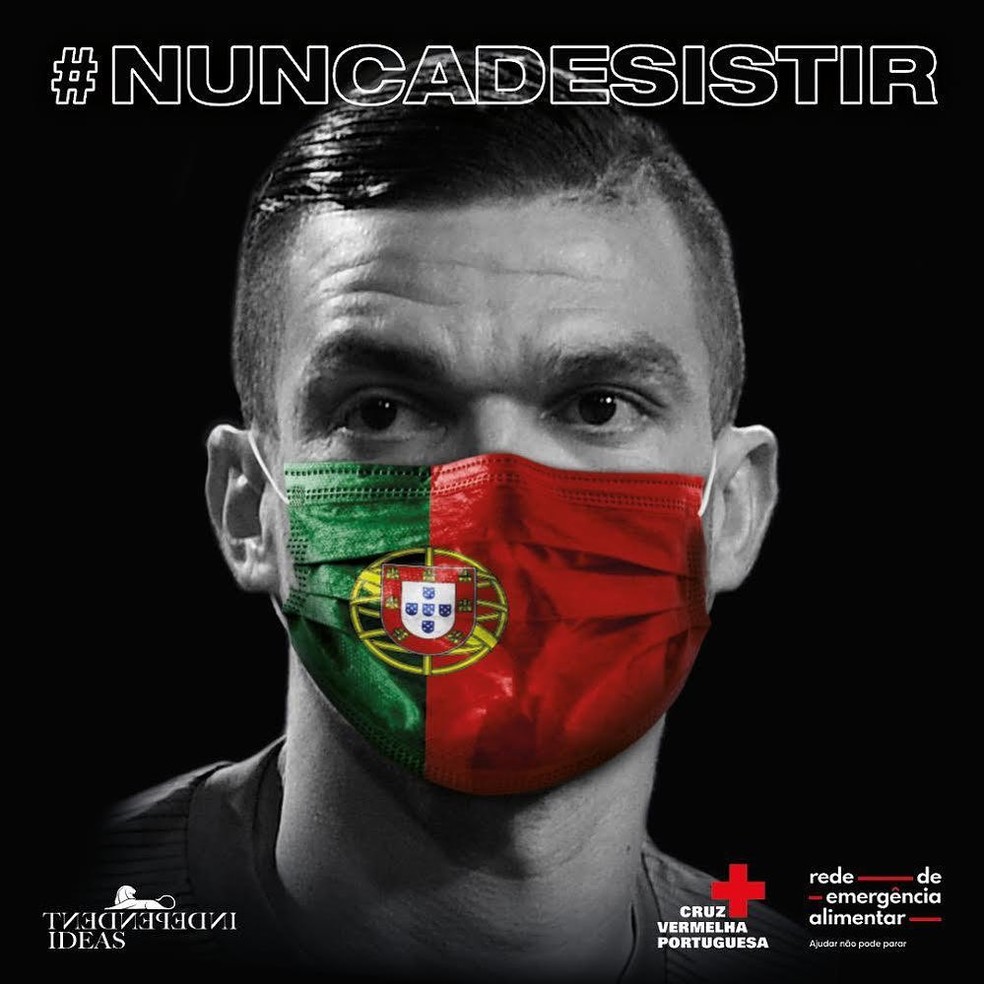 Pepe coloca máscara com bandeira de Portugal e entra na ...