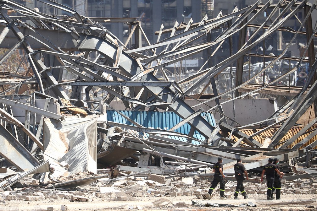 Profissionais da equipe de resgate de Beirute em região atingida pela explosão do armazém na região do porto da cidade, em 8 de agosto de 2020 — Foto: Hannah McKay/Reuters
