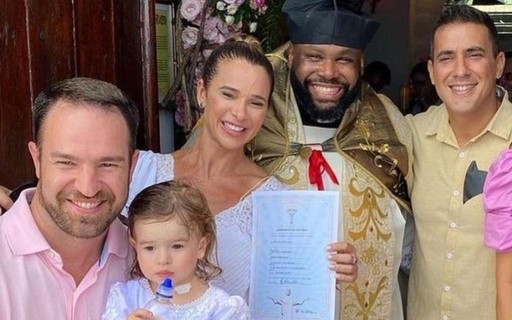 Dany Bananinha e ex se reencontram em batizado da filha, com André Marques como padrinho