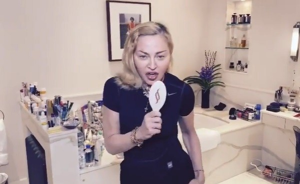 Madonna cantando no banheiro durante quarentena (Foto: Instagram)