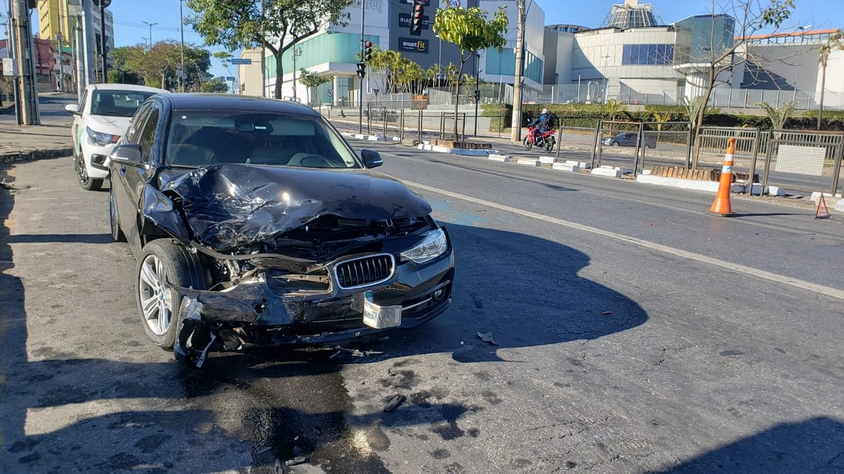 The Bmw Driver Crashed Into Another Car Leaving The Old Man Seriously Injured And Fleeing Bh Minas Gerais