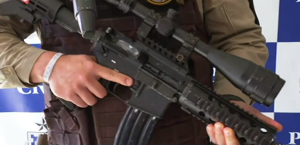 Suspeito de tráfico de drogas é preso com fuzil de mira telescópica na região metropolitana de Salvador — Foto: Reprodução/TV Bahia