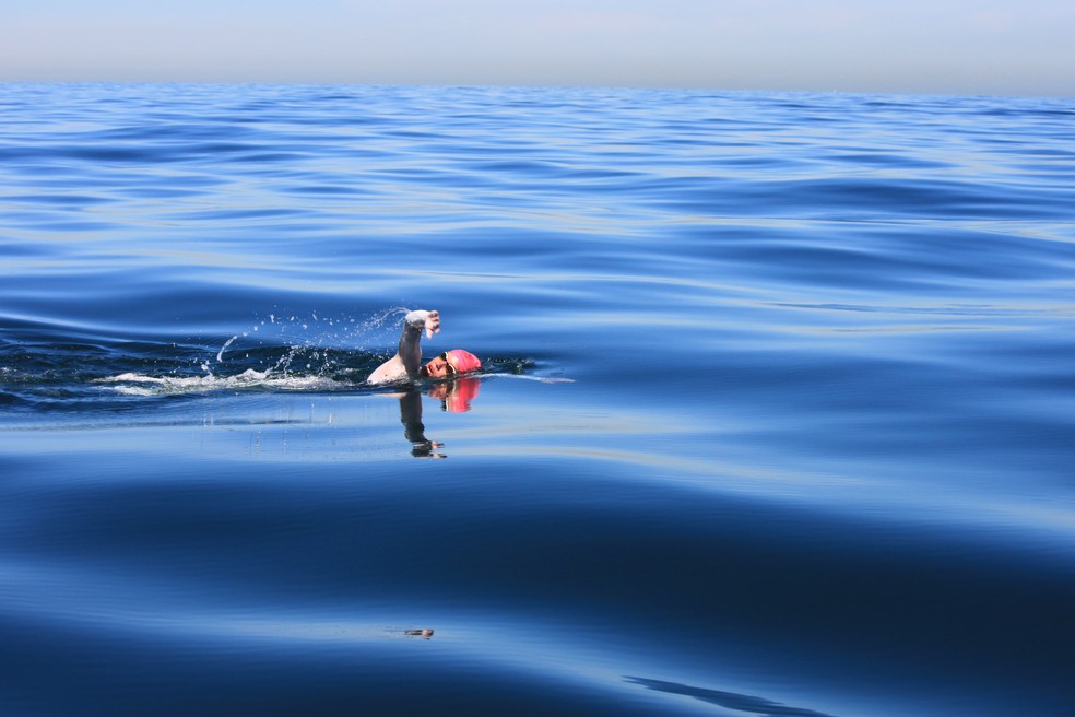 Mariana Chevalier, de 16 anos, realizando a travessia do Canal da Mancha: brasileira mais jovem a conseguir eu atleta — Foto: Acervo pessoal