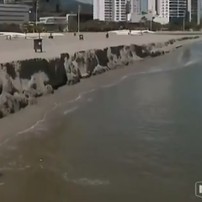 Uma estrutura de concreto surgiu enterrada na areia. Ela pertenceu a um antigo restaurante flutuante — Foto: Reprodução NSC TV