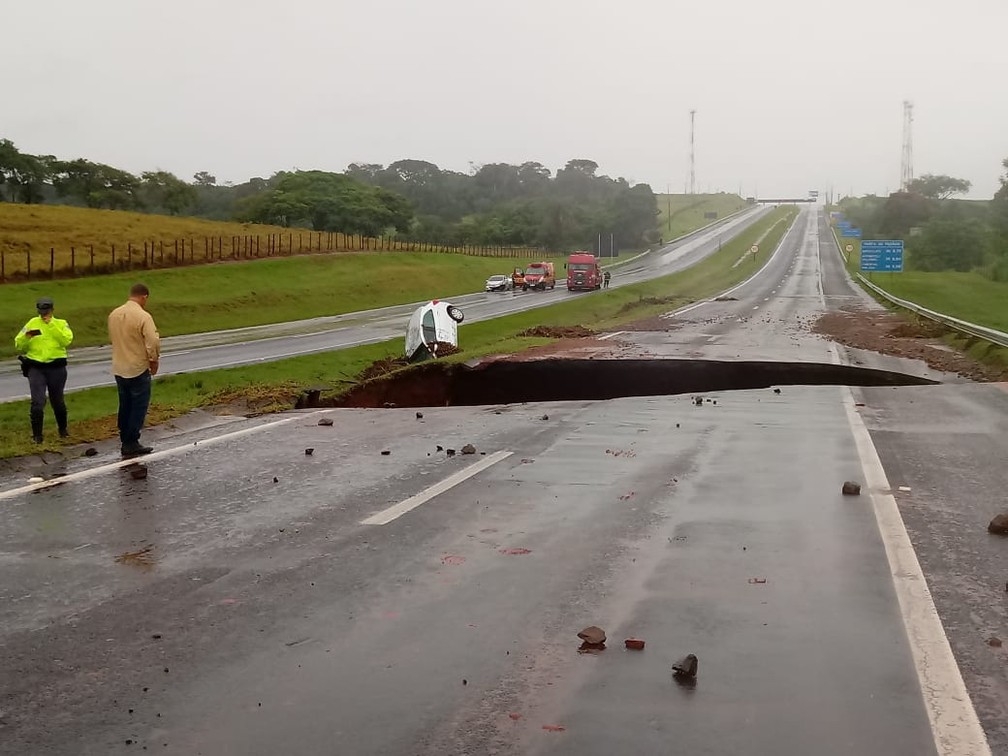 Chuva faz trecho de rodovia desmoronar e caminhão cai no buraco em Botucatu — Foto: Arquivo pessoal