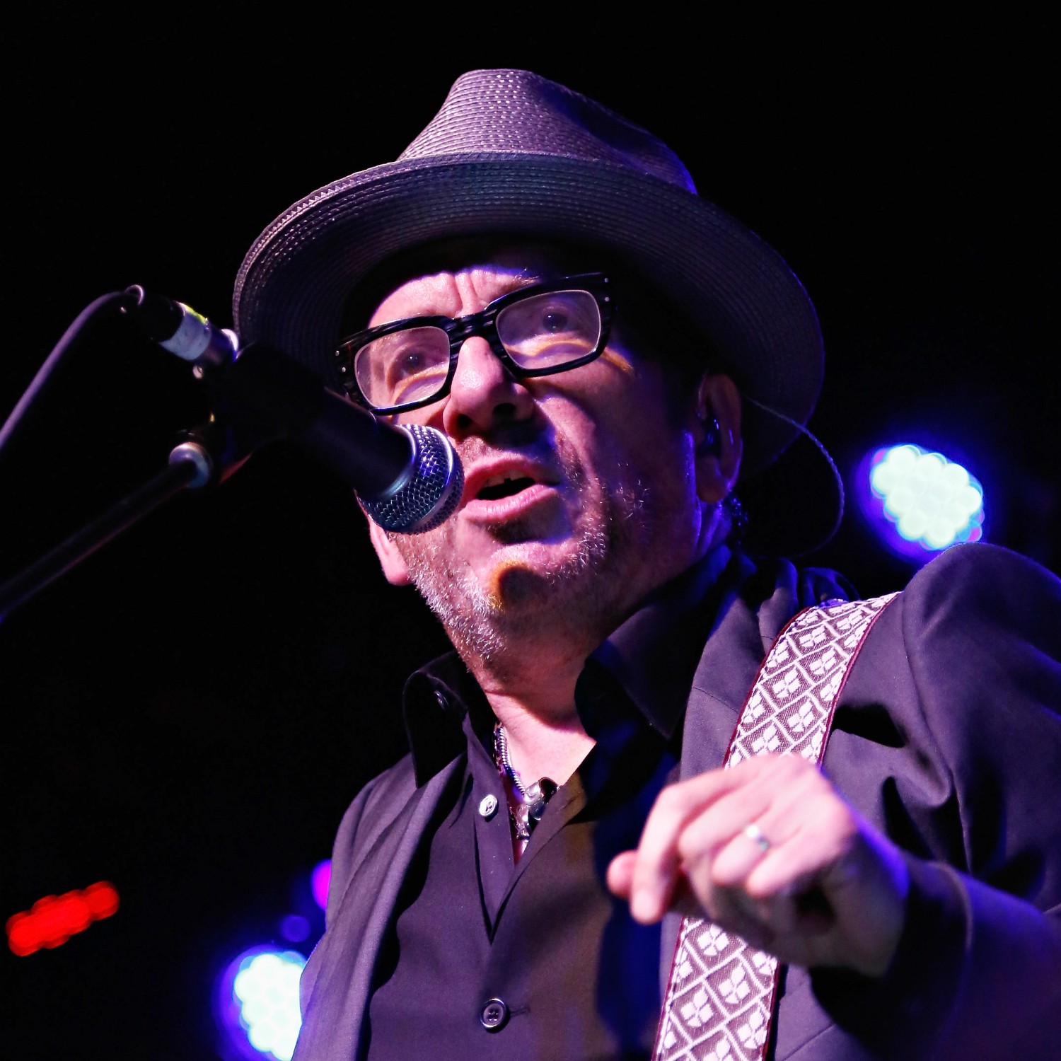 O cantor e compositor londrino Declan Patrick Aloysius MacManus adotou o nome de Elvis Costello. (Foto: Getty Images)