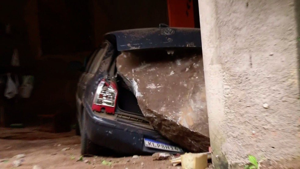 Carro ficou destruído após desmoronamento de rochas em Petrópolis, no RJ — Foto: Reprodução/Inter TV
