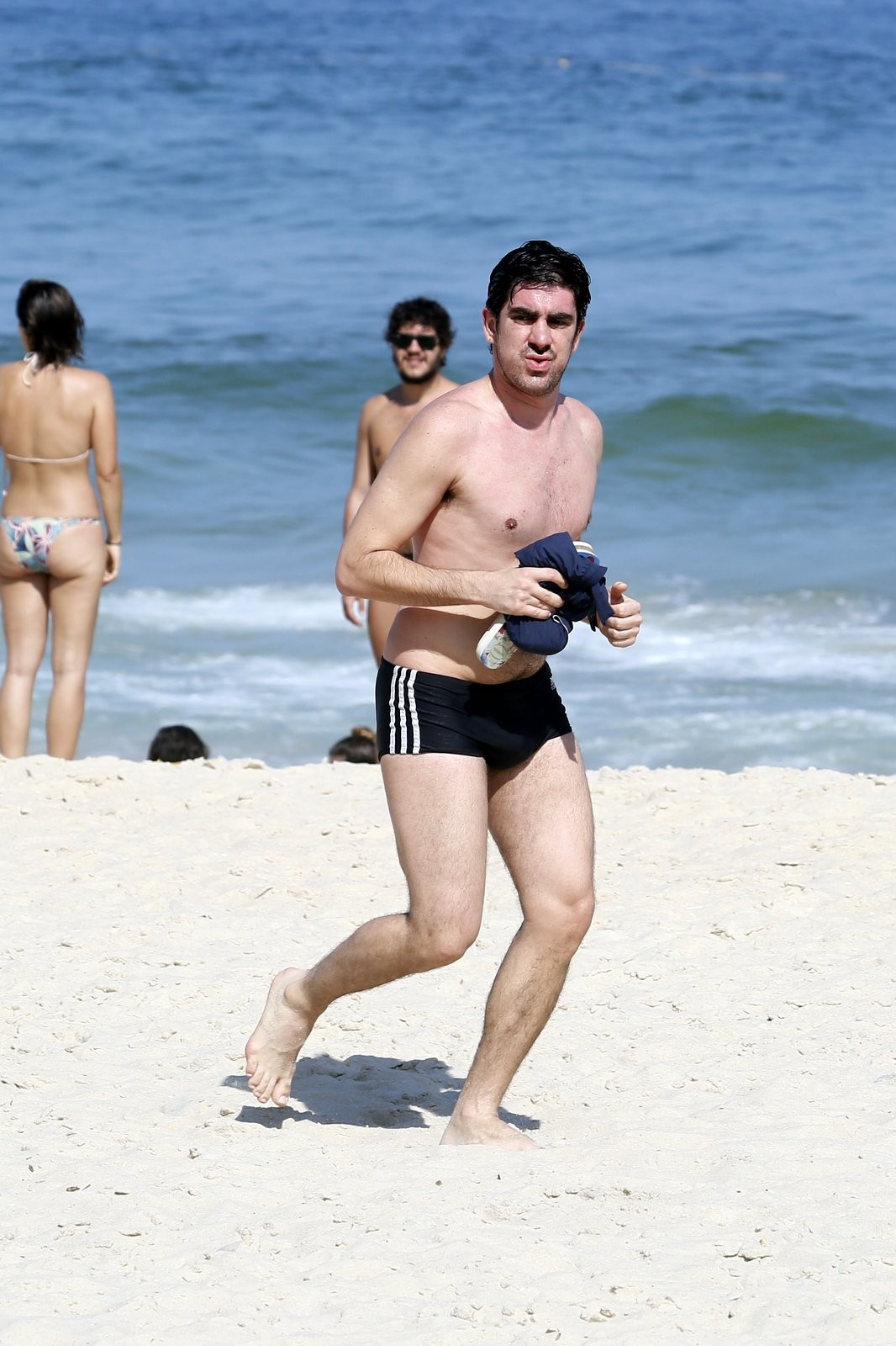 Marcelo Adnet corre na praia (Foto: Gil Rodrigues/PhotoRio News)