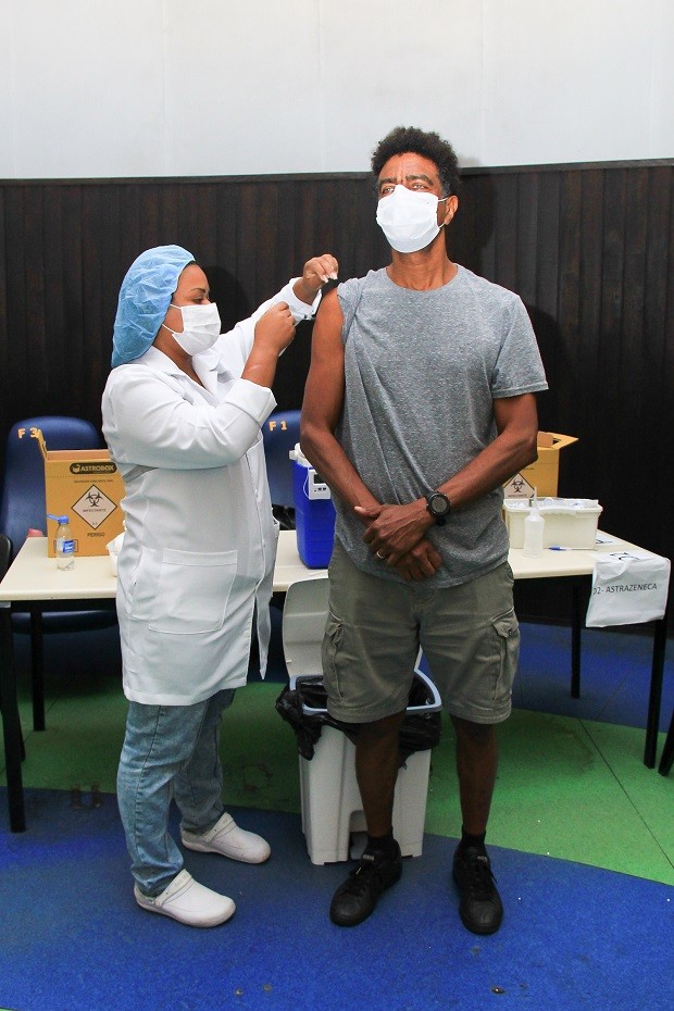 Hélio de La Peña toma vacina contra Coid-19 (Foto: Fabricio Pioyani/AgNews/)