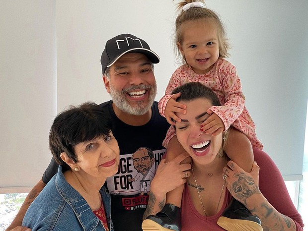 Petra se divertindo com a irmã, Ilha, ao lado do pai, Maurício Mattar e da avó, Liedir (Foto: Reprodução/ Instagram)