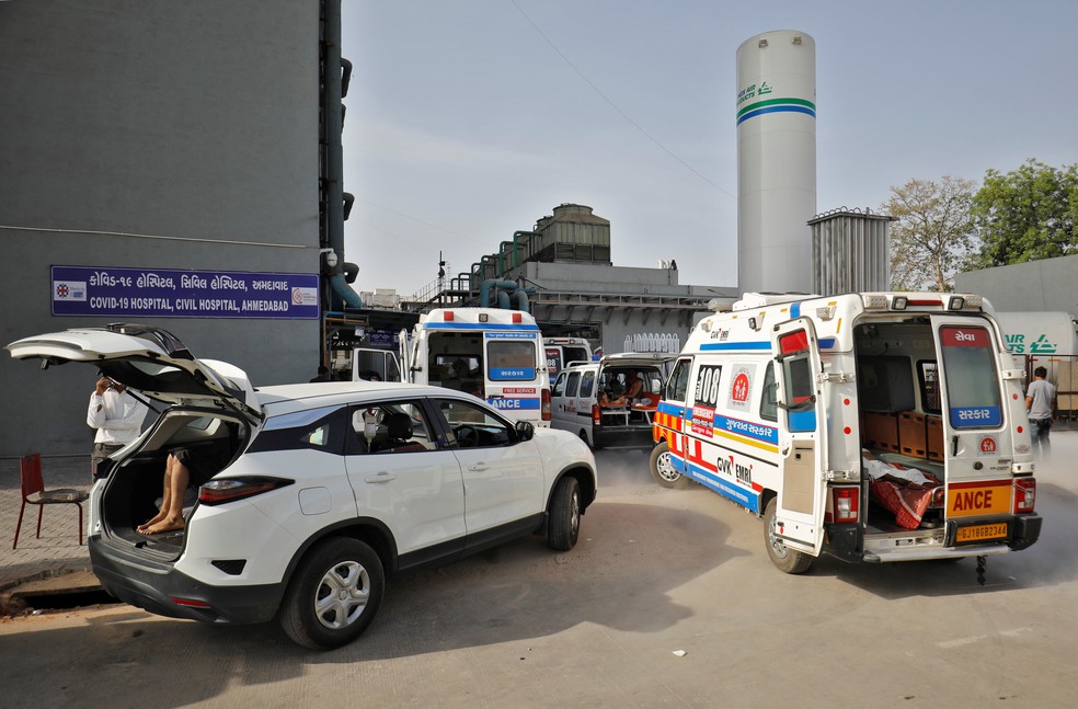 Pacientes aguardam em ambulância e até em carro particular por leitos em um hospital de Covid-19 em Ahmedabad, na Índia, nesta quinta (22) — Foto: Amit Dave/Reuters