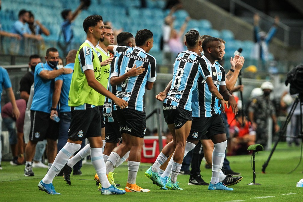 Jogadores do Grêmio se abraçam após vitória sobre o Caxias — Foto: Divulgação / Grêmio FBPA