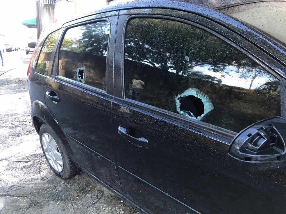 Carro em São Caetano que foi atingido por disparos durante ataque no bairro de São Caetano, em Salvador — Foto: Renan Pinheiro/TV Bahia