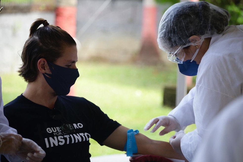 Cena repetida durante a pandemia: jogadores fazendo testes semanais para Covid-19 � Foto: Anderson Stevens/Sport Club do Recife