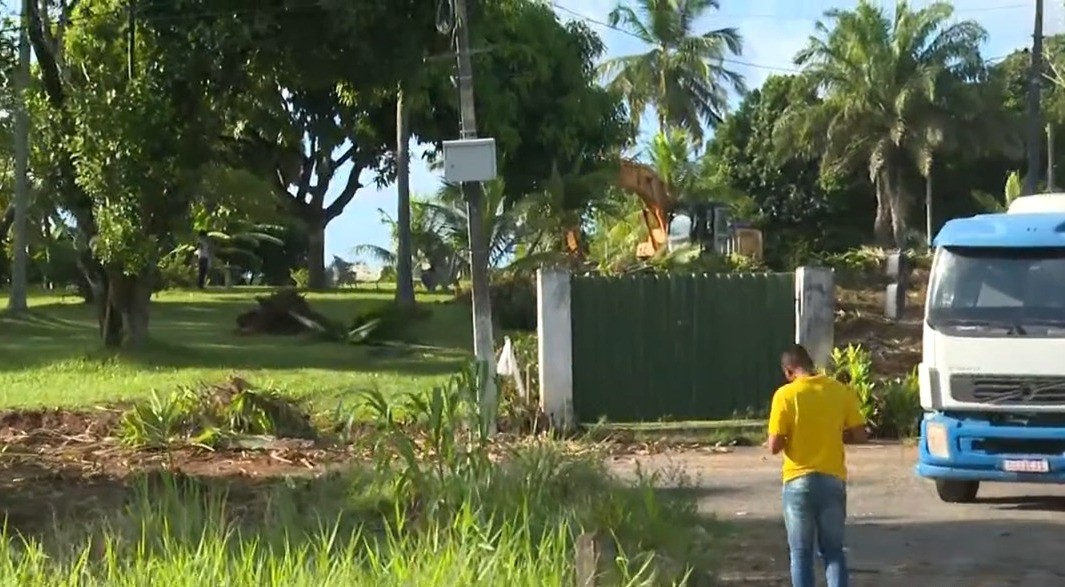 Casa de shows começa a ser demolida em Salvador; estado alega decisão da Justiça e diz que imóvel fica em área de Mata Atlântica