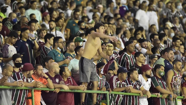 Torcedores xingam Abel após o treinador não colocar Ganso em campo