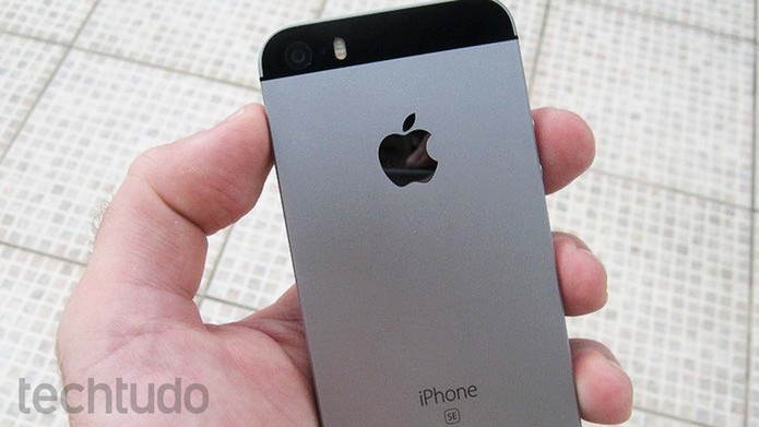iPhone SE é o menor smartphone da Apple atualmente (Foto: Pedro Cardoso/TechTudo)