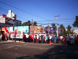 Faixa com os dizeres 'Não vai ter golpe' é usada em protesto na capital potiguar (Foto: Bessie Cavalcanti/Inter TV Cabugi)