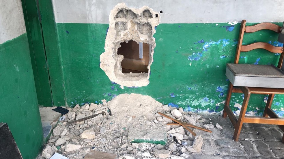 Para invadir a loja, os criminosos abriram um buraco no imÃ³vel vizinho e ainda furtaram um veÃ­culo para fugir â€” Foto: DivulgaÃ§Ã£o